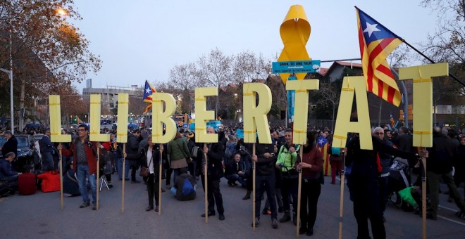 18/12/2019.- Protesta en el exterior del Camp Nou. / EFE - ANDREU DALMAU