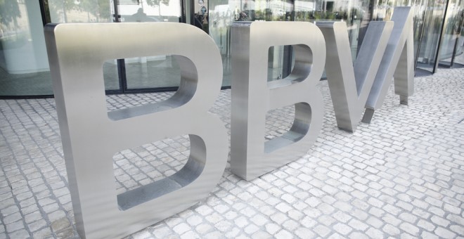 El logo del BBVA a las puertas de su sede en la zona norte de Madrid. E.P./Eduardo Parra