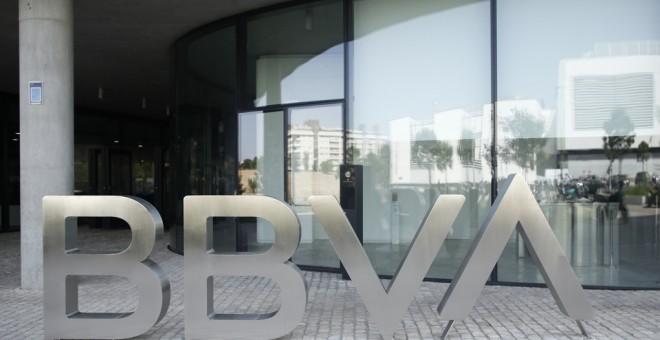 El logo del BBVA a las puertas de su sede en Madrid. E.P./Eduardo Parra