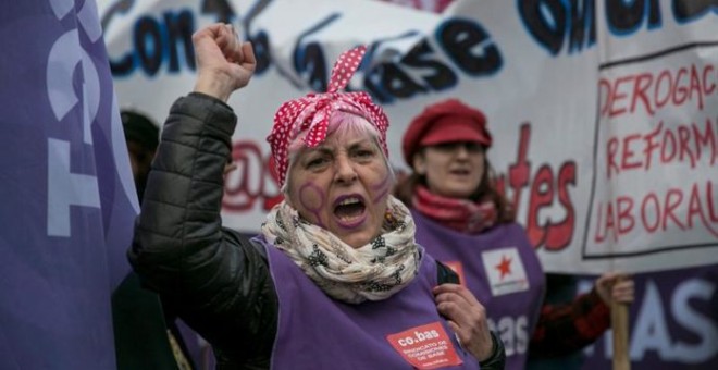 Una mujer durante una marcha feminista en Madrid. EFE