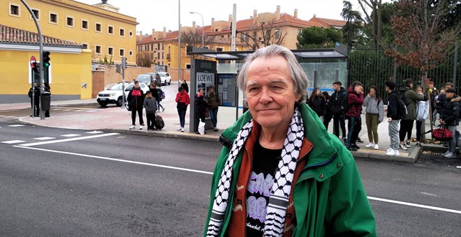 Pedro Casas, miembro de la Asociación de Vecinos de Carabanchel Alto, en una parada del bus 34 de la EMT. / H. M.