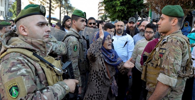 20/12/2019 - Una mujer se encara a soldados libaneses en Beirut. / EFE