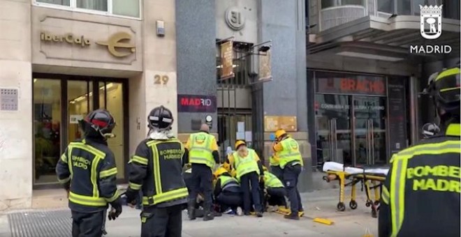 Fallece la mujer coreana golpeada por la caída de una cornisa en Madrid. /Europa Press