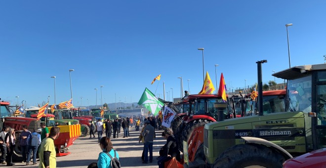 Concentració convocada per Unió de Pagesos davant la presó de Puig de les Basses (Alt Empordà). Públic