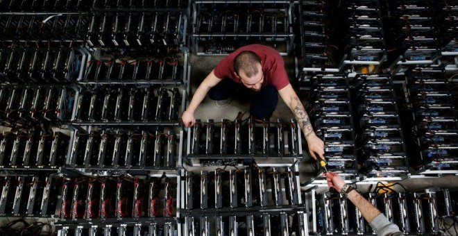 Un empleado trabaja en el ordenador de minería de Bitcoin en Florencia, Italia. REUTERS/Alessandro Bianchi