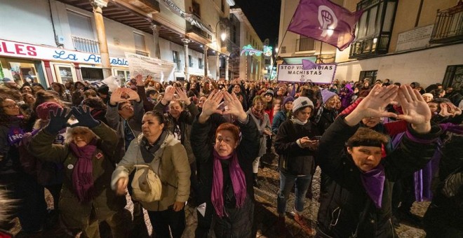 GRAF3123. ARANDA DE DUERO (BURGOS), 21/12/2019.- Cientos de personas se han concentrado este sábado en la Plaza del Trigo, en Aranda de Duero, en apoyo a la víctima del conocido como caso Arandina, una menor de 15 años cuyos tres agresores, tres exjugador