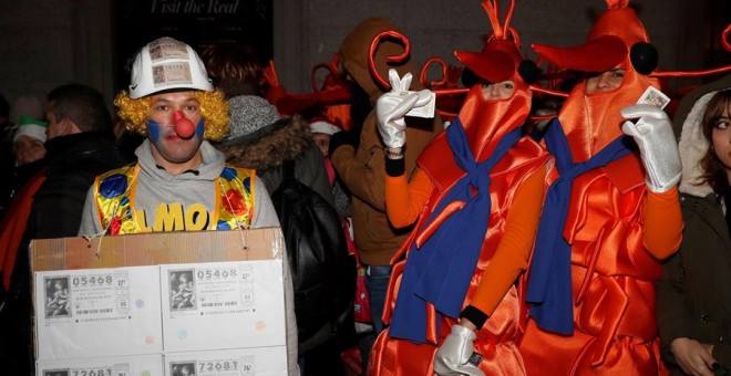 Todo está listo ya en el Teatro Real que acoge en su escenario un año más el Sorteo Extraordinario de la Lotería de Navidad a partir de las nueve de la mañana. /EFE