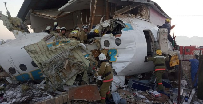 27/12/2019 - Labores de rescate en un avión tras estrellarse en Kazajistán. / REUTERS