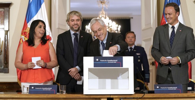El presidente chileno Sebastián Piñera durante la presentación del plebiscito constitucional este viernes. / EFE