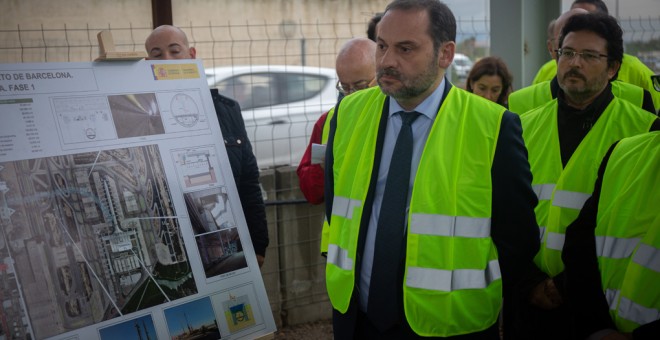El ministro de Fomento, José Luis Ábalos, visita las obras de la futura estación intermodal T2 del Aeropuerto de El Prat en Barcelona. E.P./David Zorrakino