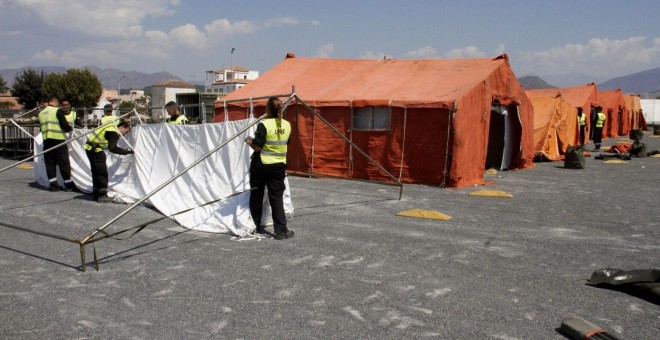 Momentos en el que miembros de la Unidad Militar de Emergencias (UME) comenzaron a montar en el puerto de Motril (Granada) un Centro de Atención Temporal a Extranjeros (CATE) en agosto de 2018. - EFE