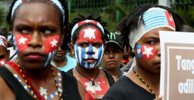 Manifestantes proindependentistas con los rostros pintados con la bandera de Papúa Occidental protestan en apoyo a la independencia de la provincia indonesia de Papúa Occidental. EFE
