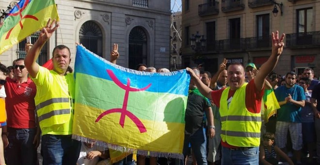 Imatge de la bandera amazic durant una concentració a la plaça Sant Jaume. Casa Amaziga de Catalunya