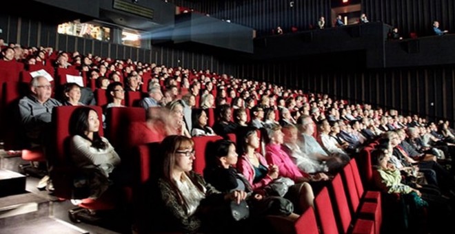 Espectadores atentos en la sala de cine