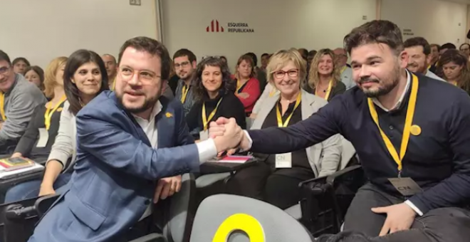 El vicepresidente del Govern y coordinador de ERC, Pere Aragonès, y el diputado de ERC en el Congreso Gabriel Rufián, en el Consell Nacional de ERC, el 2 de enero de 2020. - EUROPA PRESS