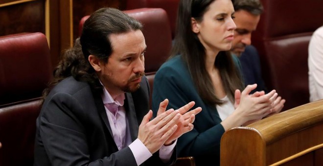 Pablo Iglesias aplaude la intervención de Sánchez. EFE