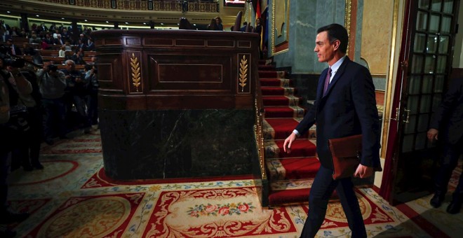 El presidente del Gobierno en funciones, Pedro Sánchez, entre en el hemiciclo del Congreso de los Diputados en la primera jornada de su investidura como presidente del Gobierno. EFE/Emilio Naranjo