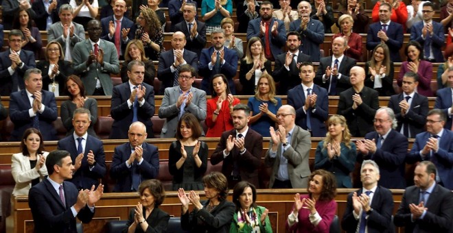 Pedro Sánchez aplaude a sus diputados tras intervenir en el debate de investidura. EFE