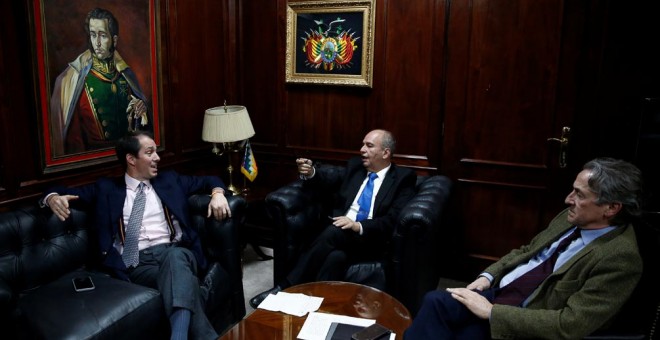 El ministro de Gobierno de Bolivia, Arturo Murillo, con los eurodiputados de Vox Víctor Gonzales y Herman Tertsch, en La Paz. REUTERS / David Mercado