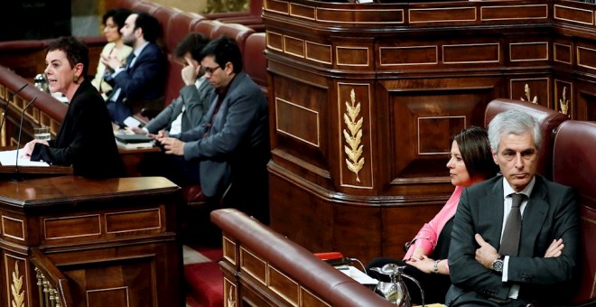 El miembro de la mesa del Congreso, Adolfo Suárez Illana, del PP, se gira en su escaño, durante la intervención de la portavoz de EH Bildu. EFE