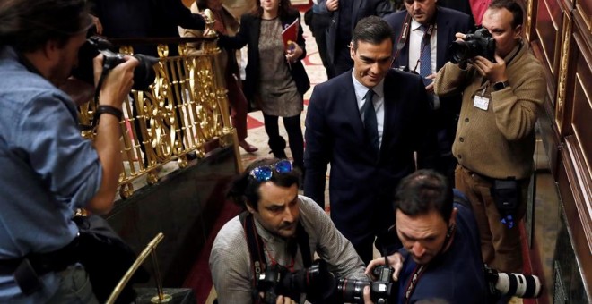 El presidente del Gobierno en funciones, Pedro Sánchez, abandona el hemiciclo al final de la segunda jornada del debate de su investidura