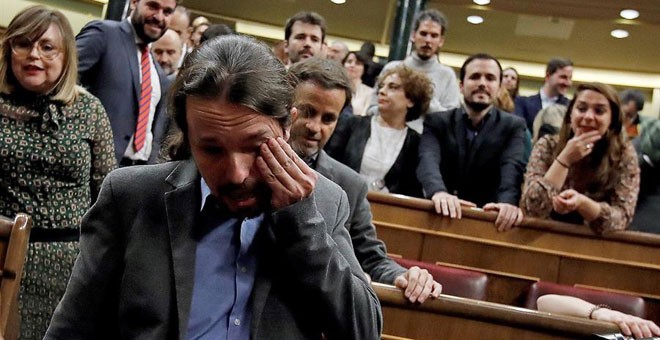 Pablo iglesias, emocionado después de que Pedro Sánchez fuese investido presidente. / EFE