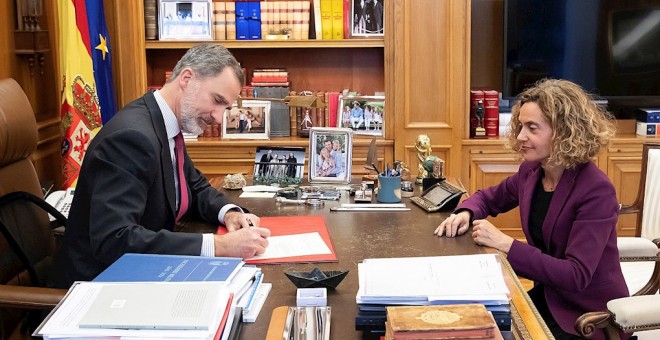 07/01/2020 -  El rey Felipe VI y la presidenta del Congreso de los Diputados Meritxell Batet, durante la firma esta tarde del real decreto con el nombramiento de Pedro Sánchez como jefe del Ejecutivo. / EFE - CASA REAL