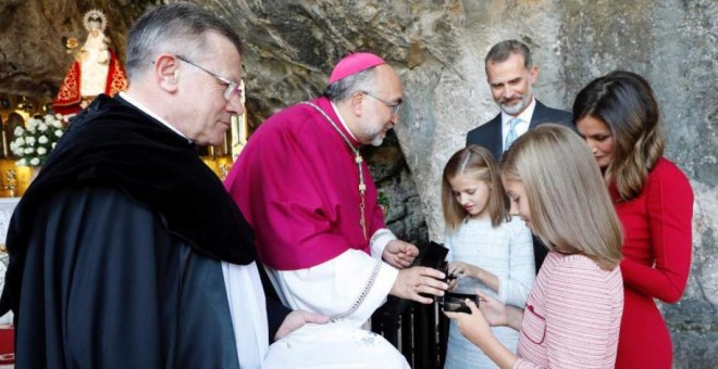 Jesús Sanz Montes saluda a la princesa Leonor junto a los reyes en el santuario de Covadonga. /EFE