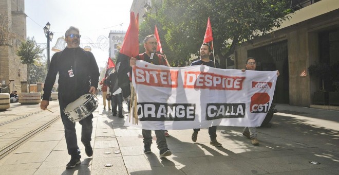 Manifestación contra el ERE de Sitel para despedir a 300 teleoperadores. E.P.