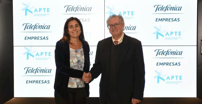 María Jesús Almazor, consejera delegada de Telefónica España, y Felipe Romera, presidente de la Asociación de Parques Científicos y Tecnológicos de España (APTE). E.P.