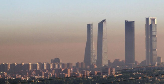 Imagen de archivo de la boina de contaminación de Madrid. EFE