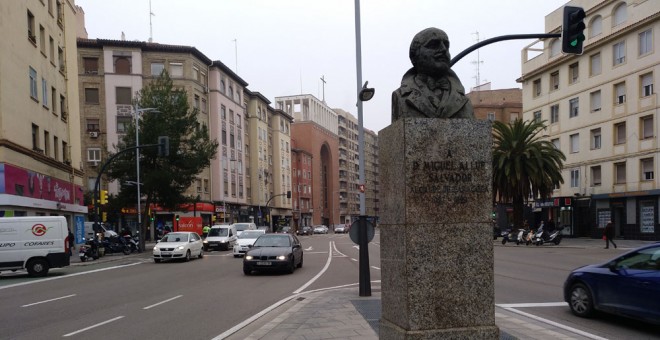Miguel Allué Salvador, alcalde de Zaragoza con Primo de Rivera y presidente de la Diputación con Franco, sigue teniendo una céntrica estatua en la capital aragonesa. EDUARDO BAYONA