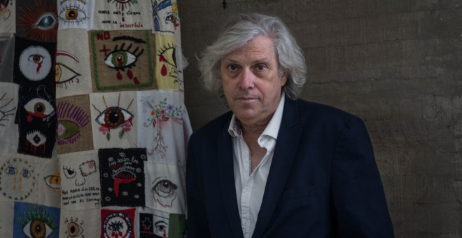 Francisco Estévez, director del Museo de la Memoria y los Derechos Humanos, junto a un mural que homenajea a las víctimas que han perdido la visión por la represión policial. Ya son 359 las personas con lesiones oculares. / MARTA MAROTO