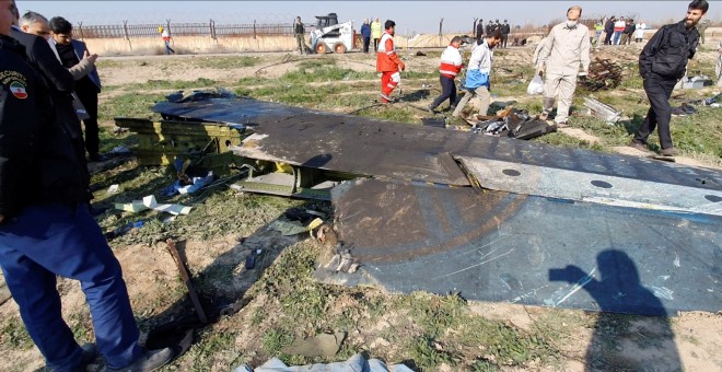 Restos del avión estrellado en Irán. REUTERS