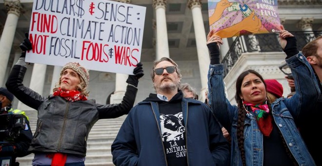 oaquin Phoenix, participa en la manifestación sobre el cambio climático del Fire Drill Friday en el Capitolio de los Estados Unidos en Washington