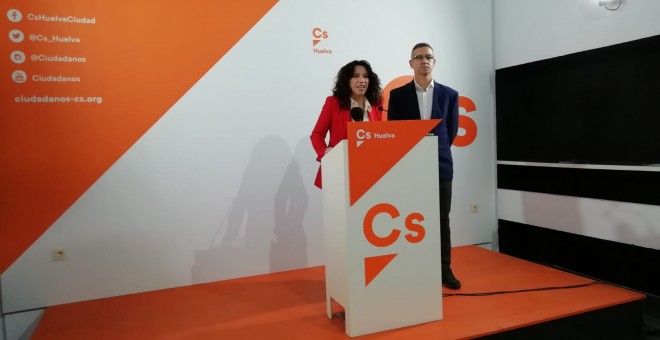 Rocío Ruiz, en rueda de prensa junto a José Carlos Carreras, el coordinador de la agrupación de Huelva capital de Ciudadanos.