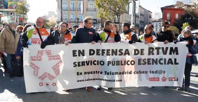 11/01/2020.- Los secretarios generales en Madrid de Comisiones Obreras, Jaime Cedrún (3i), y de UGT, Luis Miguel López Reillo (i), participan en la manifestación convocada por el Comité de Empresa de Telemadrid, este sábado, contra el Gobierno de la presi