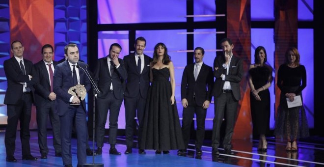 11/01/2020.- El equipo de 'La trinchera infinita' recibe el galardón a la Mejor Película, durante la gala de los Premios Forqué celebrada esta noche en el Palacio Municipal de Ifema, en Madrid. EFE/Javier Lizón
