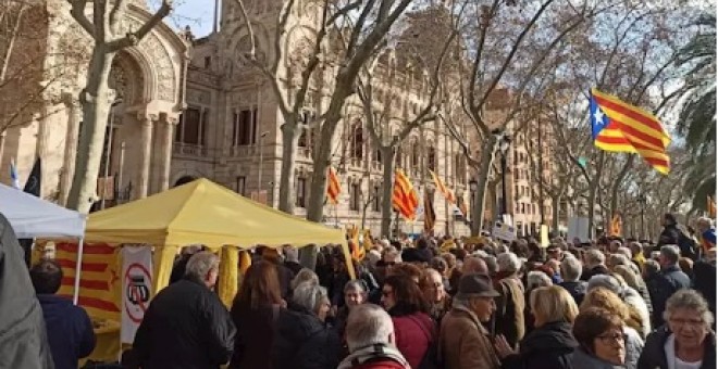 Concentració davant el Tribunal Superior de Justícia de Catalunya en rebuig a l'anul·lació d'Oriol Junqueras com a eurodiputat. Europa Press