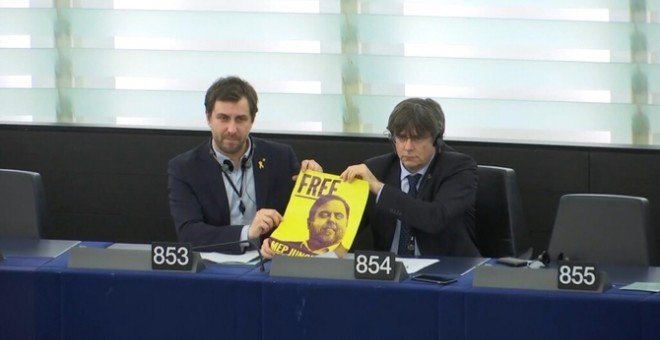 Els eurodiputats Carles Puigdemont i Toni Comín mostren un cartell a favor de l'alliberament d'Oriol Junqueras. CCMA