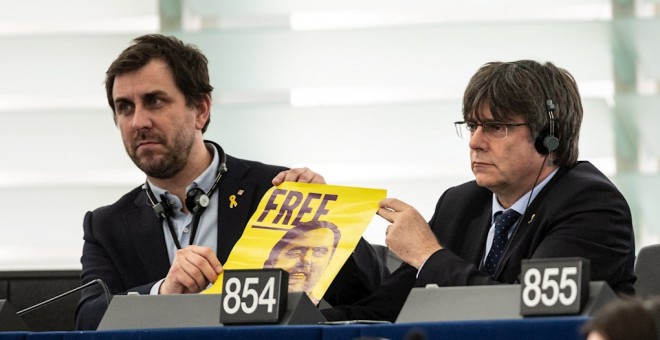 Carles Puigdemont y Toni Comín muestran un cartel que reclama la libertad de Oriol Junqueras en el Parlamento Europeo./ EFE/EPA/PATRICK SEEGER