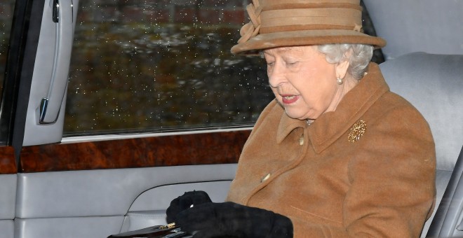 La reina Isabel II de Gran Bretaña sale de la iglesia de Santa María Magdalena. REUTERS / Toby Melville