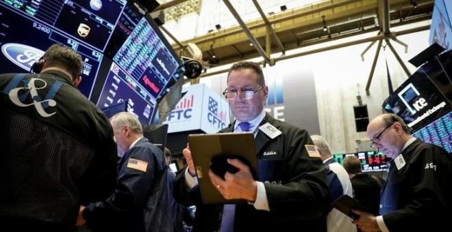 Operadores en el patio de negociación de la bolsa de Wall Street. REUTERS/Brendan McDermid