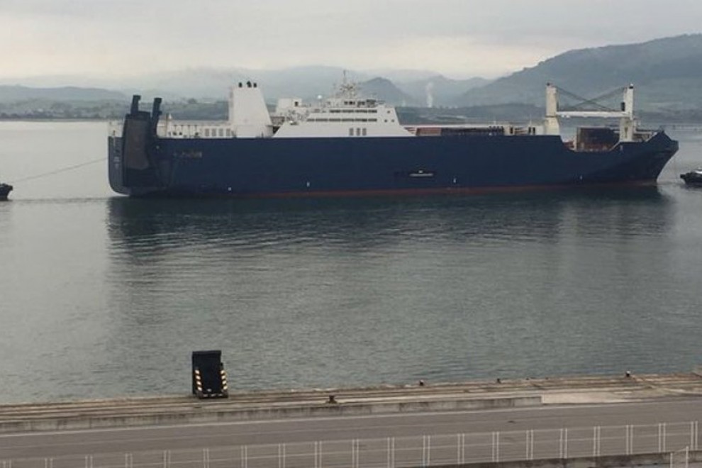 El barco saudí ‘Bahri Hofuf’ entra en el Puerto de Santander, con Peñacabarga al fondo. - EUROPA `PRESS