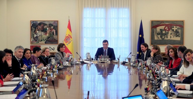 14/01/2020.- El presidente del Gobierno, Pedro Sánchez (c), flanqueado por los vicepresidentes, primera, Carmen Calvo ( a su dcha) y segundo, Pablo Iglesias (a su izq), durante el primer Consejo de Ministros del Ejecutivo de coalición, este martes en Madr