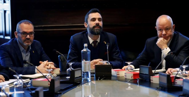 Els membres de la Mesa del Parlament Josep Costa (JxCat), Roger Torrent (ERC) i Joan García (Cs), durant la reunió de l'organisme. EFE / TONI ALBIR.