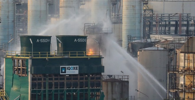 15/01/2020 - Los bomberos enfrían el reactor de óxido de propileno que explotó en la planta petroquímica de La Canonja, Tarragona. / REUTERS