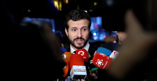 Pablo Casado atiende a los medios de comunicación. (JUAN CARLOS HIDALGO | EFE)