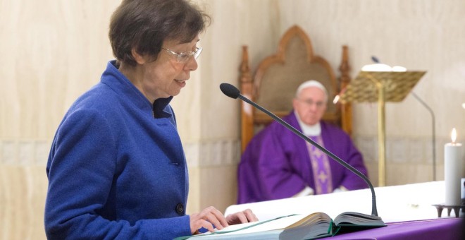 Imagen de archivo de la italiana Francesca Di Giovanni, en un acto en el vaticano con el papa Francisco en diciembre de 2013. REUTERS