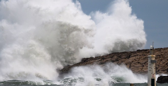 Una ola rompe en los acantilados de la localidad cántabra de Suances, (Cantabria), comunidad en la que la Aemet mantiene activo este miércoles la alerta amarilla por fenómenos costeros adversos. EFE/Pedro Puente Hoyos